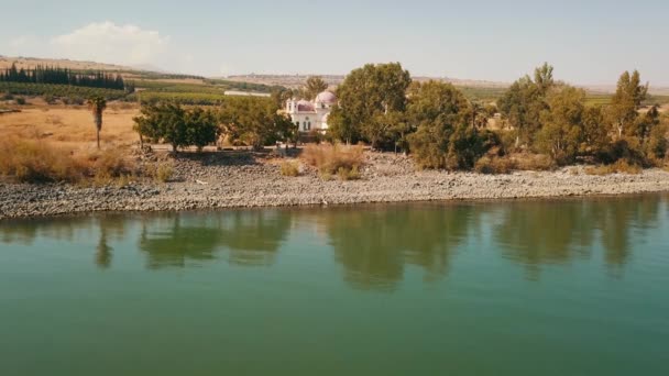 Iglesia Ortodoxa de los 12 apóstoles. Mar de Galilea. Cafarnaúm. Muñeca aérea — Vídeo de stock