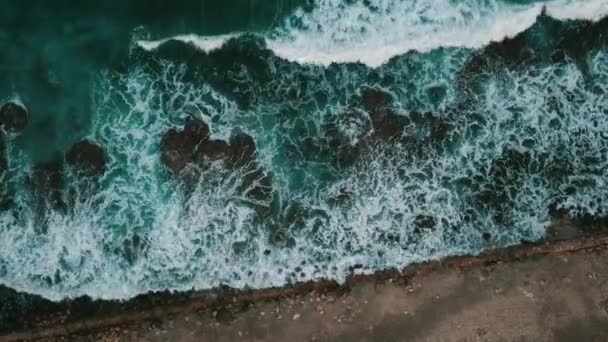 Vol aérien au-dessus, océan turquoise, avec la texture de la mousse sur les vagues 4k — Video