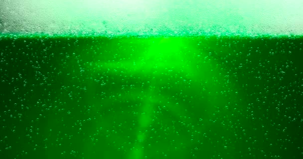 St. Patricks Day Green Beer pozadí s čočkou světlice. Na slavnostní večírek v hospodě. 3D vykreslování, smyčka 4k — Stock video