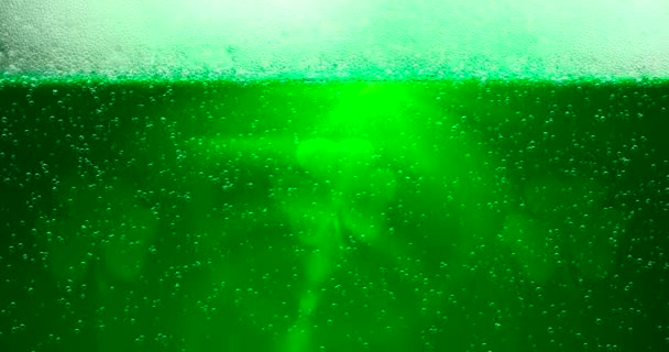 St. Patricks Day Green Bier achtergrond met lens flare met shamrock bladeren. Voor feestelijke pub party event. 3d render, lus 4k — Stockvideo