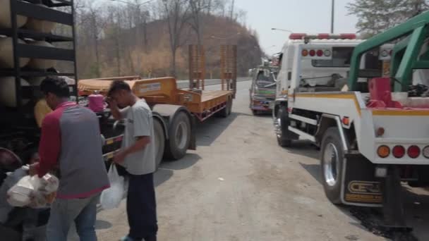 Mae Sot District, Ταϊλάνδη - 21 Μαΐου 2020, Τροχαίο ατύχημα. Καμένο φορτηγό καυσίμων σε ορεινό δρόμο. — Αρχείο Βίντεο
