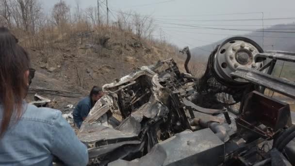 Mae Sot District, Thajsko - 21. května 2020, dopravní nehoda. Burned Fuel truck on mountain road. — Stock video