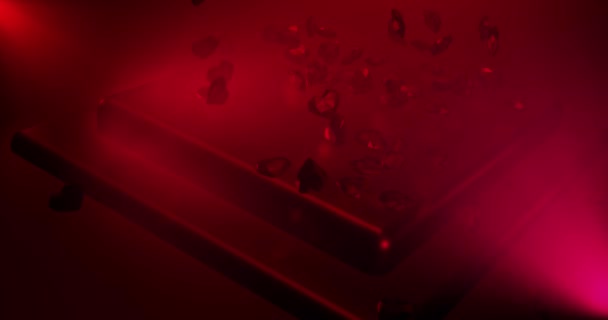 Rote polygonale Herzen fallen auf das glamouröse Podium. Valentinstag Ereignis Hintergrund. 3D Rendering loopable Animation 4k — Stockvideo