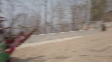 Mae Sot Bölgesi, Tayland - 21 Mayıs 2020, kamyon kazası. Dağ yolunda yanan yakıt kamyonu.