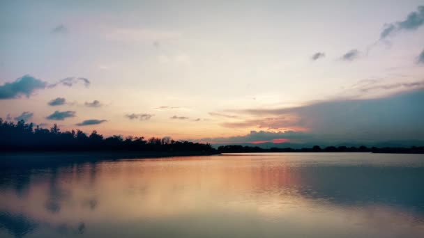 Vörös naplemente a tó felett. Vörös és rózsaszín ég felhőkkel. Nyári naplemente. 4k Videó. — Stock videók