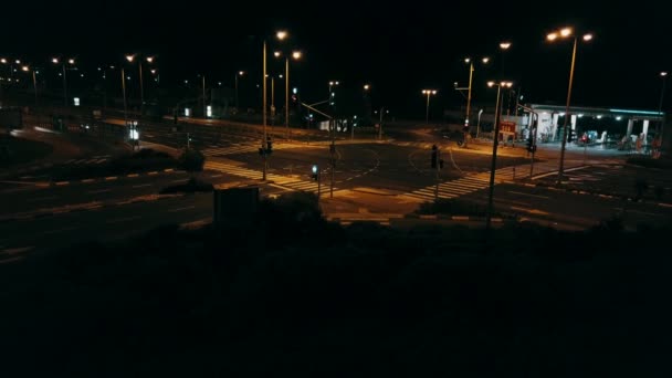Křižovatka s čerpací stanice noc nízký městský provoz. 4K letecké video. — Stock video