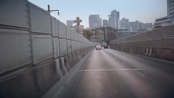 Bangkok Thailandia - 06 gennaio 2020, Auto in piedi e guidare lentamente in un ingorgo sotto l'autostrada. Mattina presto, bagliore del sole sui piloni del ponte . — Video Stock