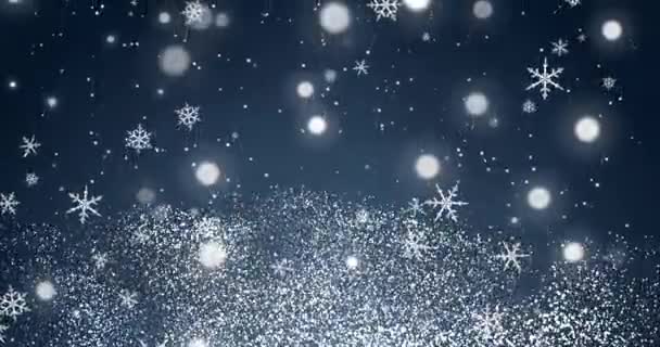 Witte confetti, sneeuwvlokken en bokeh lichten op de blauwe kerstachtergrond. — Stockvideo