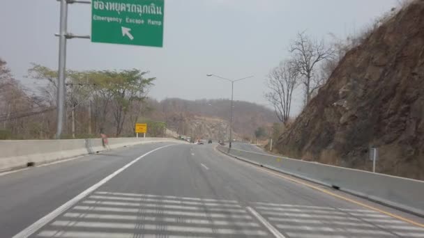 District de Mae Sot, Thaïlande - 21 mai 2020, accident de camion Accident de la circulation. Camion à carburant brûlé sur route de montagne . — Video