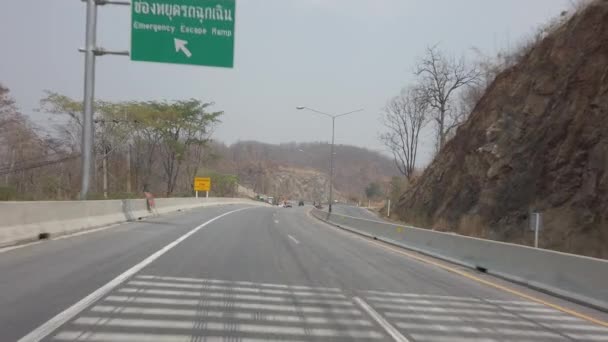 Mae Sot District, Ταϊλάνδη - 21 Μαΐου 2020, Τροχαίο ατύχημα. Καμένο φορτηγό καυσίμων σε ορεινό δρόμο. — Αρχείο Βίντεο