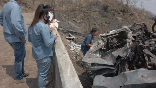 Mae Sot District, Tajlandia - 21 maja 2020, Wypadek samochodowy. spalony samochód ciężarowy na drodze górskiej. — Wideo stockowe