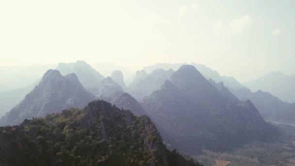 Laos 'ta sabah vahşi orman dağlarının üzerinde güzel bir gündoğumu. Dağların üzerinden uçan hava videosu. — Stok video
