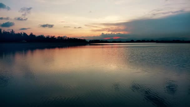 Puestas Sol Rojas Sobre Lago Cielo Rojo Rosa Con Nubes — Vídeo de stock