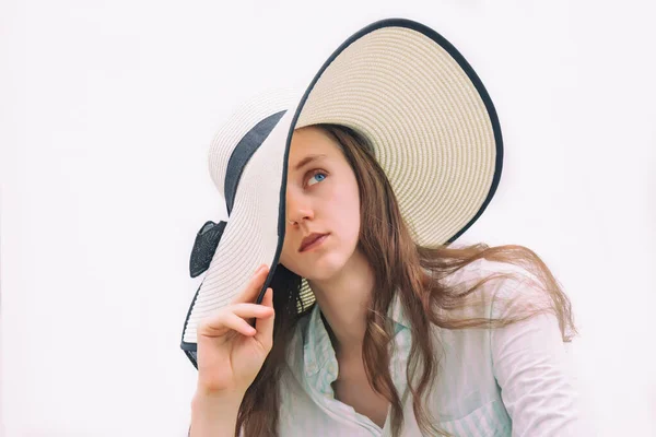 Moda Giovane Donna Cappello Tesa Larga Sfondo Bianco — Foto Stock