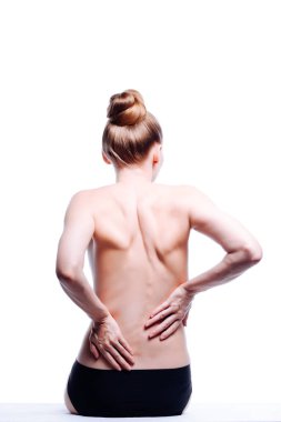 Güzel atletik kadın vücudu. Sırt ağrısı. Şortlu çıplak kadın. Beyaz arka planda izole edilmiş, arka planda stüdyo görüntüsü..