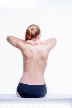 Güzel atletik kadın vücudu. Sırt ağrısı. Şortlu çıplak kadın. Beyaz arka planda izole edilmiş, arka planda stüdyo görüntüsü..