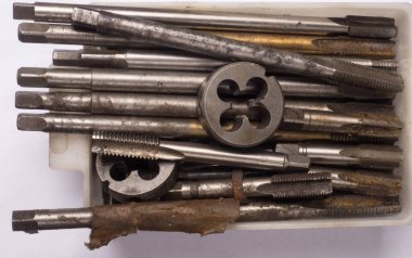 Eski musluklar ve bir kutuda ölmek.