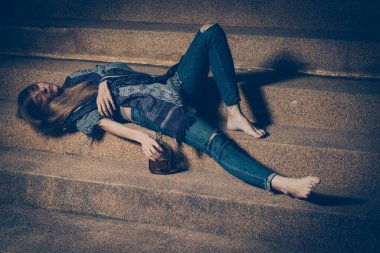 Genç sarhoş kadın gece dışarıda oturuyor. Depresyon kavramı. Sağlıksız yaşam tarzı.