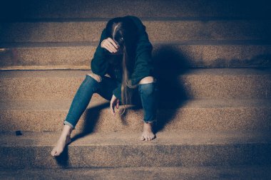 Genç sarhoş kadın gece dışarıda oturuyor. Depresyon kavramı. Sağlıksız yaşam tarzı.