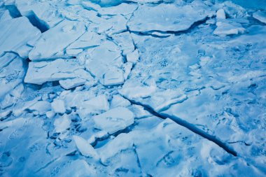 Mavi buz dokusu. Soyut Kuzey Kutbu kış arkaplanı. Kıyı boyunca kış buzu.