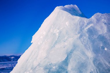 Muhteşem kış manzarası. Kıyı boyunca kış buzu.