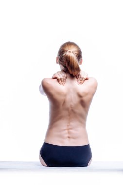 Güzel atletik kadın vücudu. Sırt ağrısı. Şortlu çıplak kadın. Beyaz arka planda izole edilmiş, arka planda stüdyo görüntüsü..