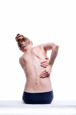 Güzel atletik kadın vücudu. Sırt ağrısı. Şortlu çıplak kadın. Beyaz arka planda izole edilmiş, arka planda stüdyo görüntüsü..