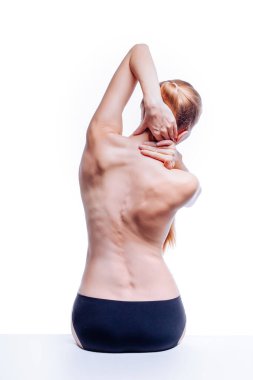 Güzel atletik kadın vücudu. Sırt ağrısı. Şortlu çıplak kadın. Beyaz arka planda izole edilmiş, arka planda stüdyo görüntüsü..