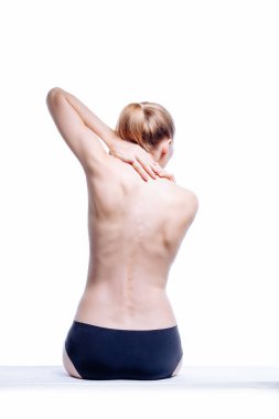 Güzel atletik kadın vücudu. Sırt ağrısı. Şortlu çıplak kadın. Beyaz arka planda izole edilmiş, arka planda stüdyo görüntüsü..