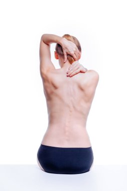 Güzel atletik kadın vücudu. Sırt ağrısı. Şortlu çıplak kadın. Beyaz arka planda izole edilmiş, arka planda stüdyo görüntüsü..