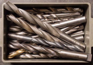 Bir kutunun içinde farklı çaplarda eski matkap metali.