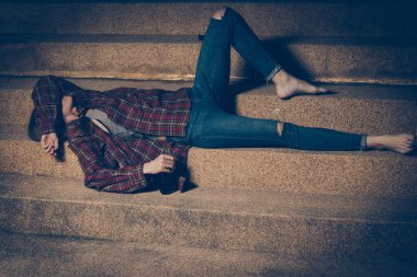 Genç sarhoş kadın gece dışarıda oturuyor. Depresyon kavramı. Sağlıksız yaşam tarzı.