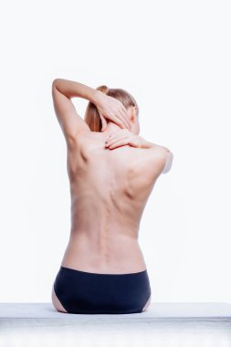 Güzel atletik kadın vücudu. Sırt ağrısı. Şortlu çıplak kadın. Beyaz arka planda izole edilmiş, arka planda stüdyo görüntüsü..