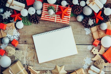 Noel arkaplanı, hediye kutuları ve ahşap masanın üzerindeki süslemeler..