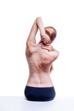 Güzel atletik kadın vücudu. Sırt ağrısı. Şortlu çıplak kadın. Beyaz arka planda izole edilmiş, arka planda stüdyo görüntüsü..