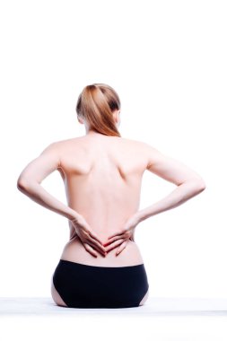 Güzel atletik kadın vücudu. Sırt ağrısı. Şortlu çıplak kadın. Beyaz arka planda izole edilmiş, arka planda stüdyo görüntüsü..