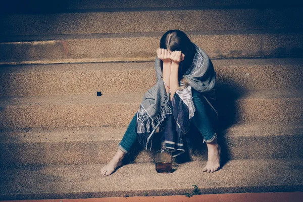Wanita Mabuk Muda Duduk Luar Malam Hari Konsep Depresi Gaya — Stok Foto