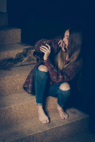 Jovem Bêbada Sentada Fora Noite Conceito Depressão Estilo Vida Pouco — Fotografia de Stock