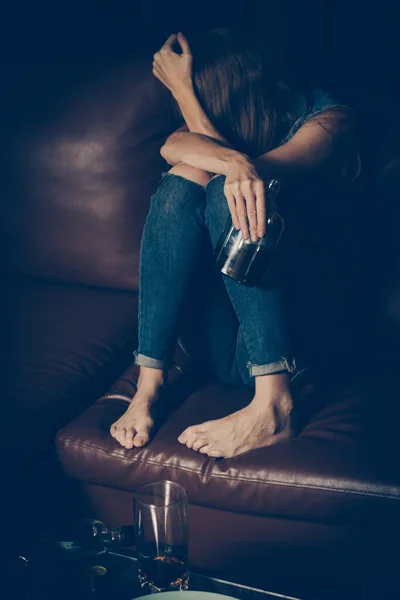 Νεαρή Μεθυσμένη Γυναίκα Στον Καναπέ Κατάθλιψη Ανθυγιεινός Τρόπος Ζωής — Φωτογραφία Αρχείου