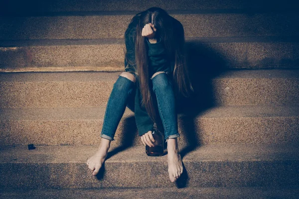 年轻的喝醉女人坐在外面的夜晚 抑郁症的概念 不健康的生活方式 — 图库照片