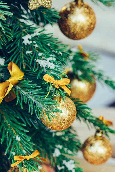 Novoroční Tapety Zelená Jedle Strom Pozadí Zlatými Kuličkami Stuhou — Stock fotografie