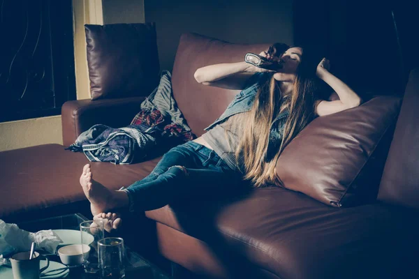 Kanepede yatan genç sarhoş kadın. Depresyon kavramı. Sağlıksız yaşam tarzı.