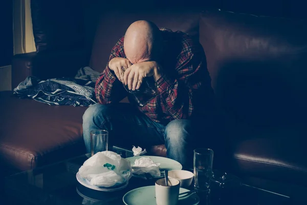 Kanepede Yatan Sarhoş Adam Alkolizm Alkol Bağımlılığı Uyuşturucu Bağımlılığı Veya — Stok fotoğraf
