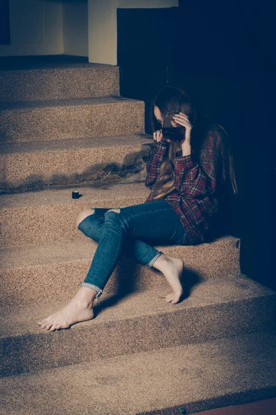 Молодая Пьяная Женщина Сидящая Снаружи Ночью Концепция Депрессии Нездоровый Образ — стоковое фото