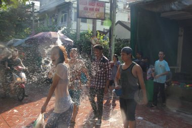 Songkran Festivali 'nde su savaşı Tayland Yeni Yılı 15 Nisan 2011, Soi Kraisi.
