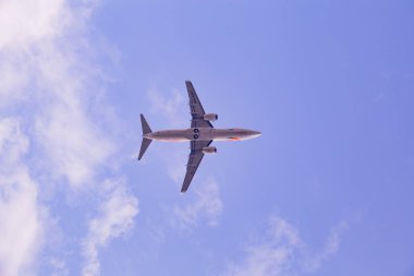 Tayland, Ching May, 16 Ağustos 2018, Airbus A320-214 mavi gökyüzünde Chiang Mai havaalanı uçağından havalanıyor..