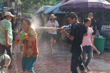 Songkran Festivali 'nde su savaşı Tayland Yeni Yılı 15 Nisan 2011, Soi Kraisi.