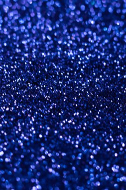 Mavi parıltılı doku. Şenlikli ışıl ışıl pullar arka planda yakın plan. Sevgililer günü, yeni yıl ve Noel tatilleri için parlak parlak duvar kağıtları..