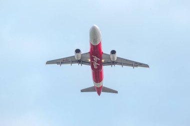 Tayland, Ching May, 16 Ağustos 2018, Airbus A320-216 mavi gökyüzünde Chiang Mai havaalanı uçağından havalanıyor..