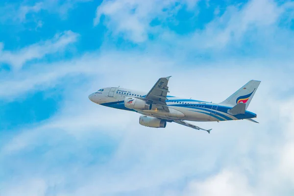 Tayland, Ching Mayıs, 14 Ağustos 2018, Airbus A319-100 mavi gökyüzünde Chiang Mai havaalanı uçağından havalanıyor..